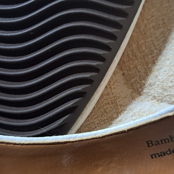 J Renee Bambilina white croco low heel pump wit gold band on heel size 8W - Picture 2 of 5